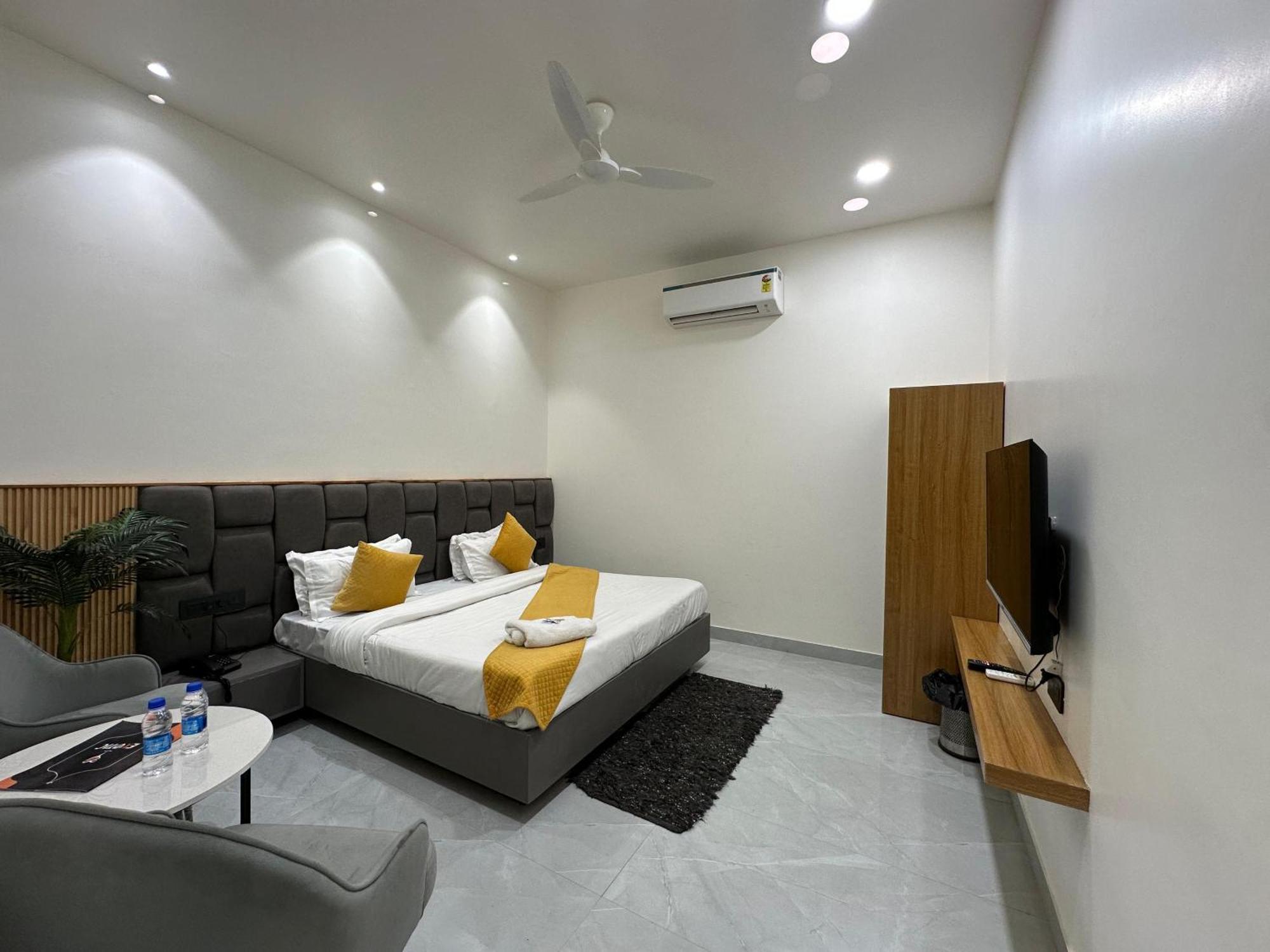 Hotel Sky Way Inn Hisar Exterior photo